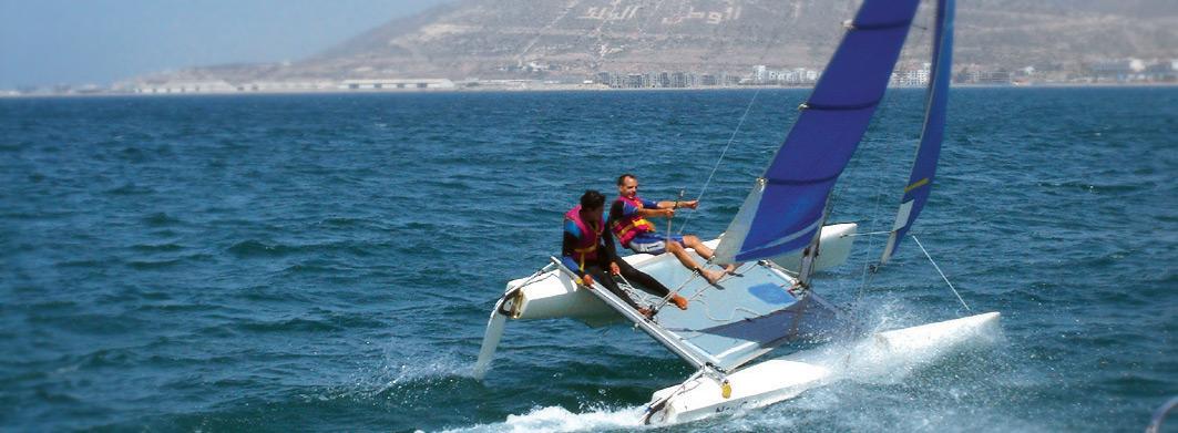 Catamaran en navigation sportive dans la baie d'Agadir