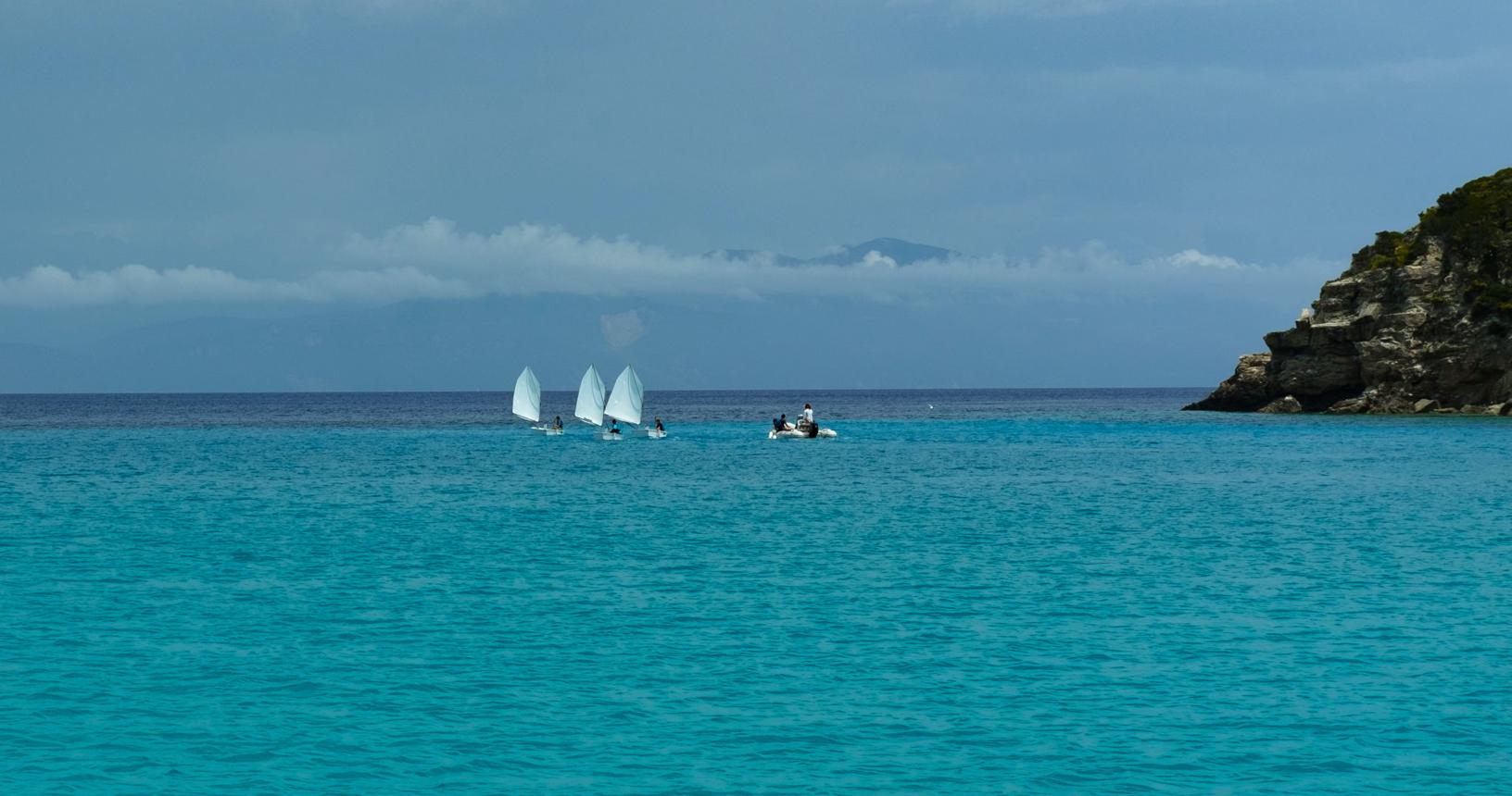 Groupe de dériveurs naviguant sur une eau turquoise